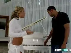 Blondes Flittchen fickt mit dem Klavierlieferanten