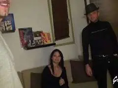 Gangbang mit schwarzhaarigem Fickluder