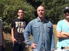 Outdoor Gangbang mit brünetter Schlampe