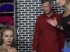 Interracial Gangbang mit blondem Flittchen