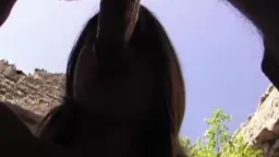 Eine scharfe Nutte lässt sich draußen die feuchte Muschi ficken