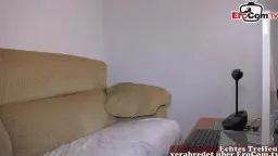 Vor der Webcam fickt die dünne Jessii Van Riva mit gepiercten Titten