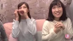 Japanerinnen tauschen heisse Zungenküsse aus