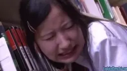Japan Schulgirl fickt einen alten Typen in der Bächerei