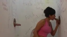 Mädchen wird heiß für Gloryholes und bläst wie der Teufel