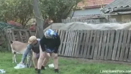 Dicke nackte Oma wird von jungem Mann von hinten auf der Wiese gefickt