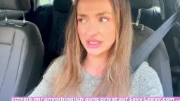 Blonde Frau mit offenem Mund und lustvollem Blick angeschnallt auf dem Fahrersitz eines Autos