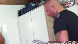Dünne Svenja mit nacktem Oberkörper und kleinen Titten sitzt auf roter Couch neben tätowiertem Mann mit Glatze