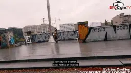 MILF mit braunem Haar in Jeansjacke vor Graffiti-Wand