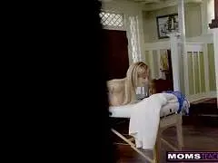 Stiefmama und Girl ficken den jungen Typen