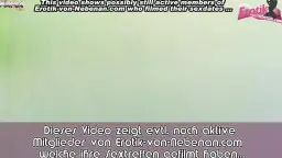 Tätowierte Frau in grünem BH im Zelt