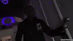 Avi kniet nackt vor weißer Wand mit Glory Hole