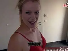 Deutsches Straßencasting mit tätowierter Blondine