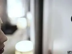 Sein harter Schwanz passt in ihr Maul