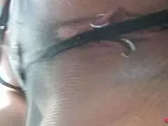 Schwarzhaariges Nylon-Camgirl in Action