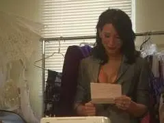 Brünette Milf mit dicken Möpsen bläst und reitet im Wohnzimmer