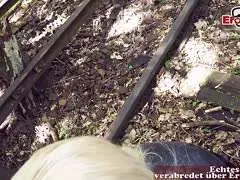 Öffentlich blasen und outdoor ficken mit blonder Milf