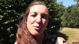 Brünette Schönheit in heißem Outdoor Gangbang mit mehreren Männern